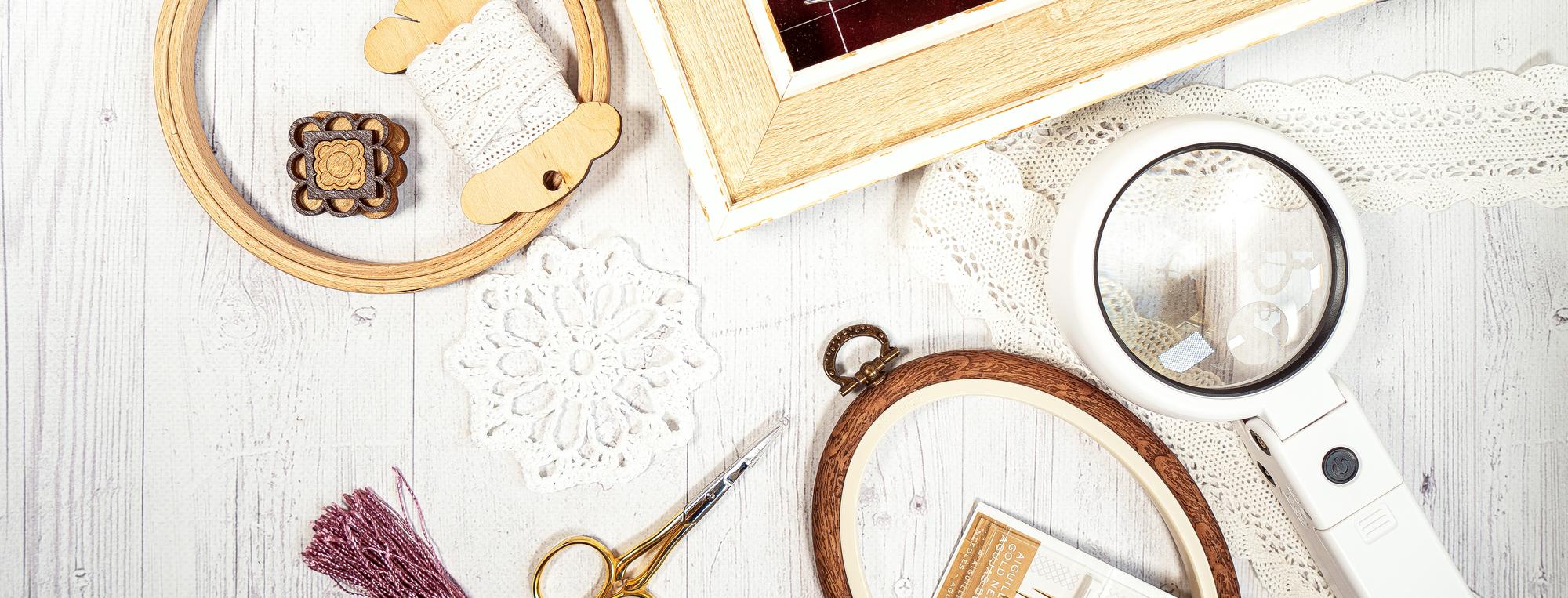 Interno della bottega con attrezzi da ricamo
